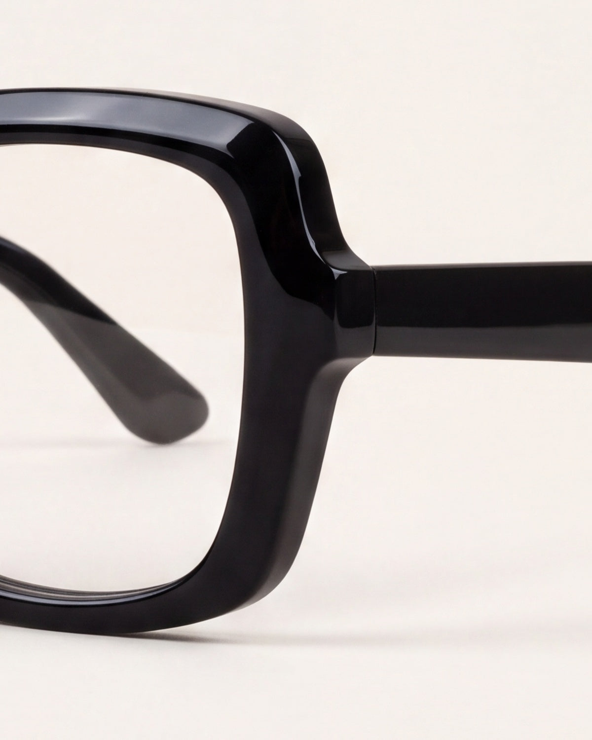 Elara in black, detail