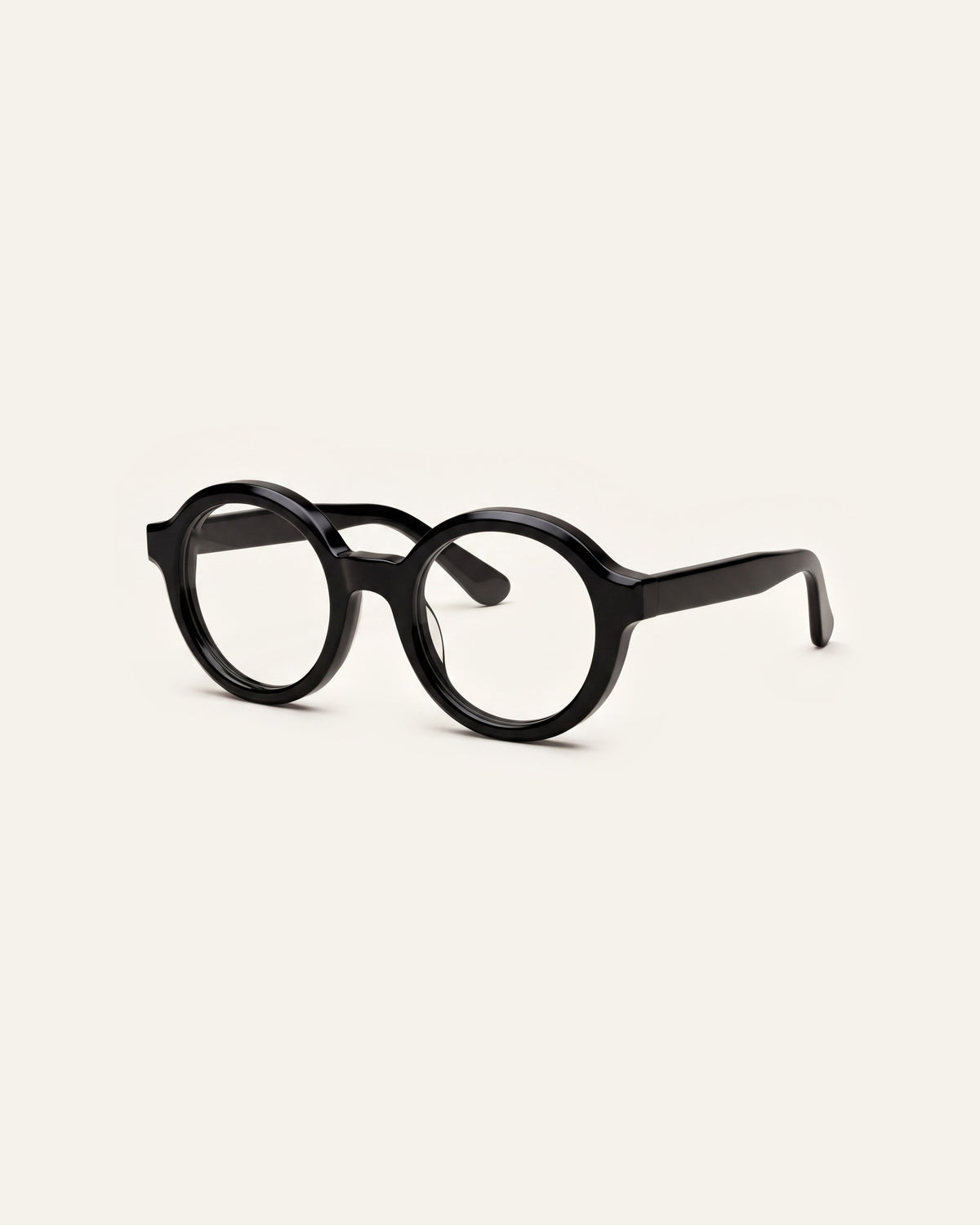 Rakel in black, three-quarter view