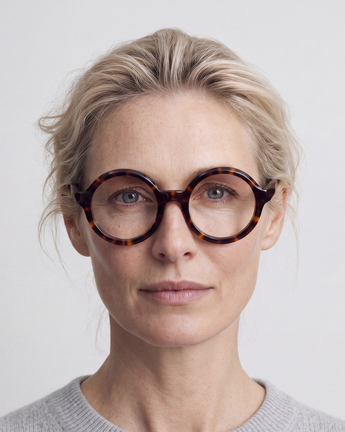 Rakel in tortoiseshell, worn, Heather lenses